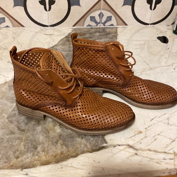 Eric Michael cognac Hanford leather boot. Size 6 - Picture 3 of 7